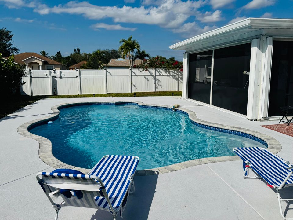 For Sale: $410,000 (3 beds, 2 baths, 1096 Square Feet)