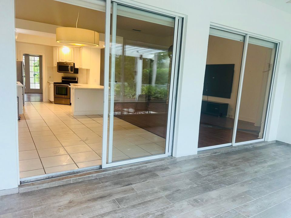 En Venta: $819,900 (4 camas, 3 baños, 2499 Pies cuadrados)