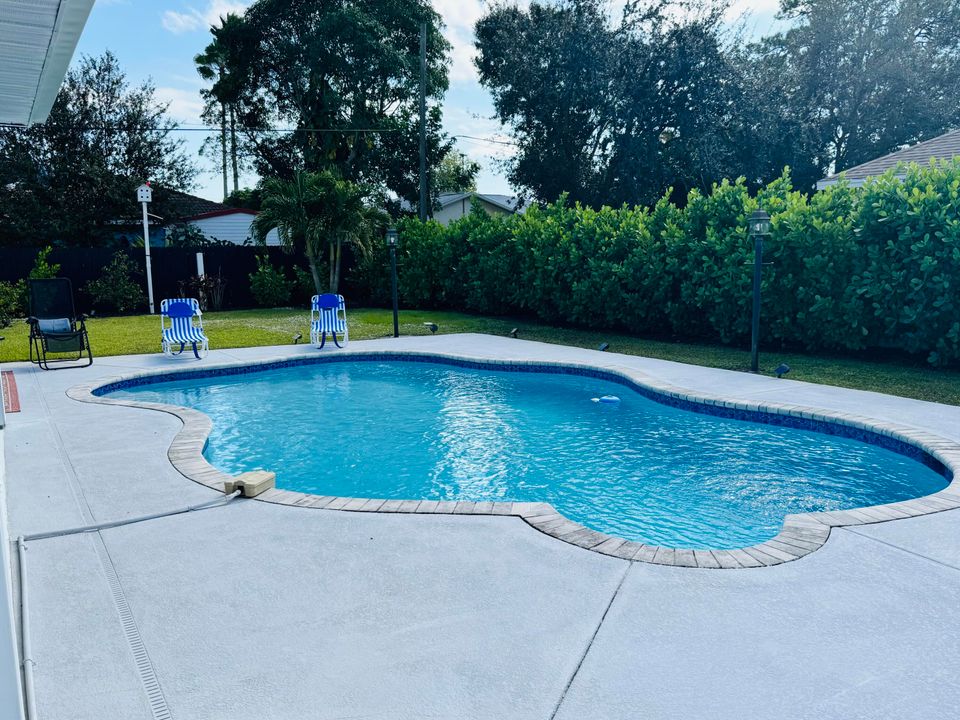 For Sale: $410,000 (3 beds, 2 baths, 1096 Square Feet)