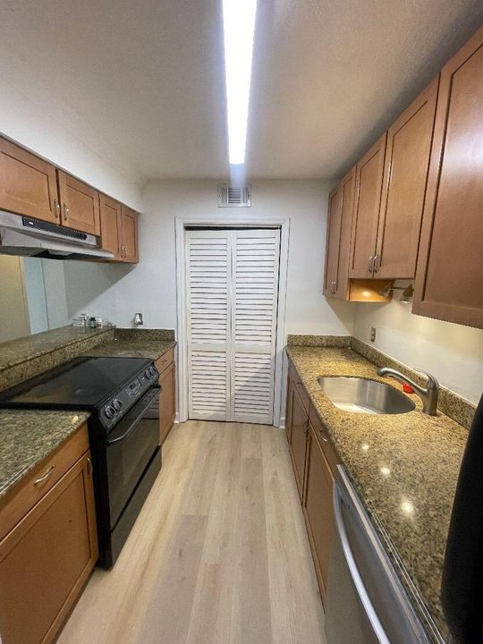 В аренду: $2,000 (2 спален, 1 ванн, 758 Квадратных фут)