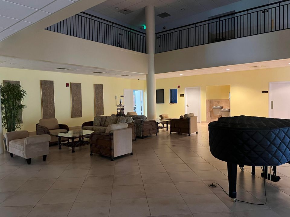 For Sale: $135,900 (1 beds, 1 baths, 754 Square Feet)