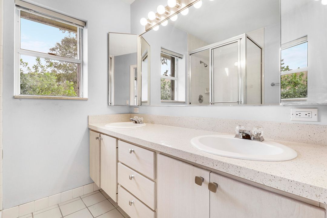 待售: $263,000 (2 贝兹, 2 浴室, 1374 平方英尺)