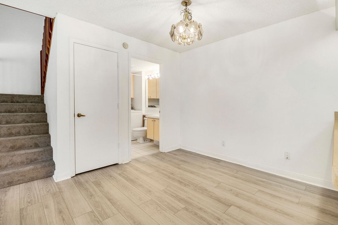 待售: $263,000 (2 贝兹, 2 浴室, 1374 平方英尺)