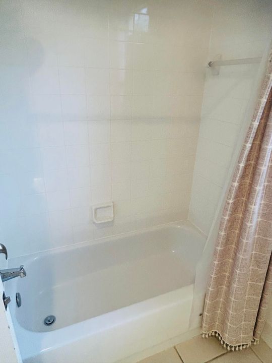 En Venta: $819,900 (4 camas, 3 baños, 2499 Pies cuadrados)