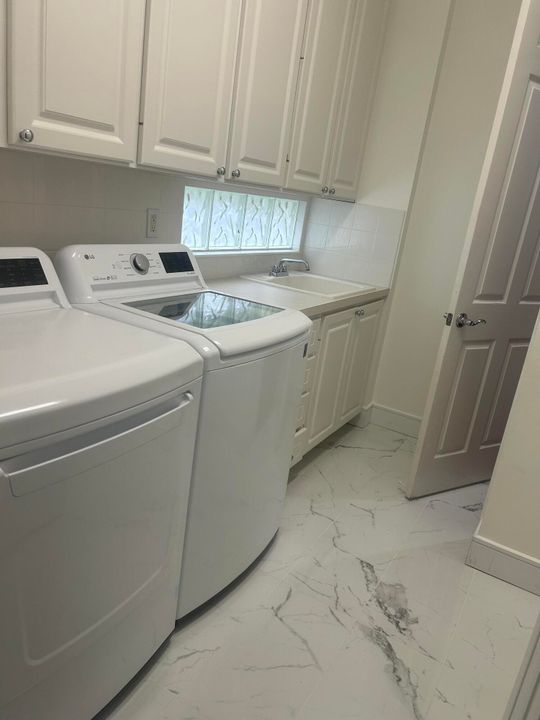 En Venta: $819,900 (4 camas, 3 baños, 2499 Pies cuadrados)