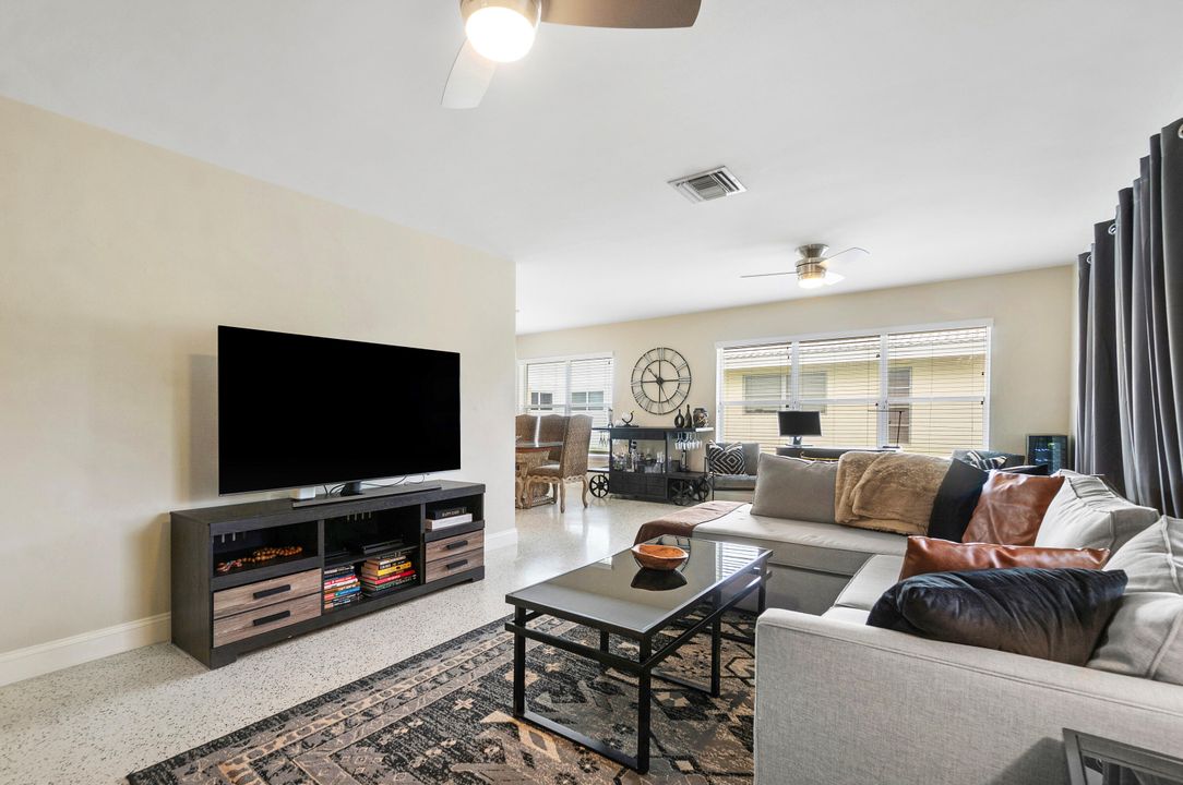 For Rent: $2,800 (2 beds, 2 baths, 1100 Square Feet)