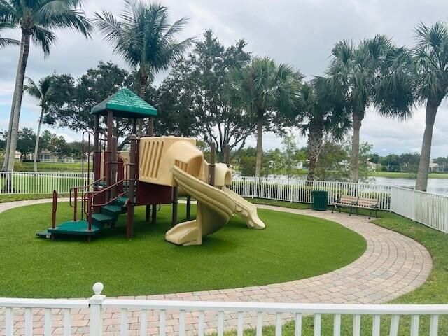 En Venta: $819,900 (4 camas, 3 baños, 2499 Pies cuadrados)