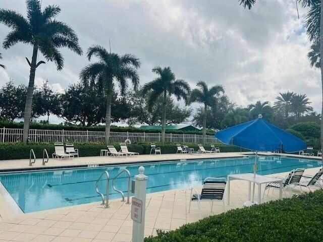 En Venta: $819,900 (4 camas, 3 baños, 2499 Pies cuadrados)