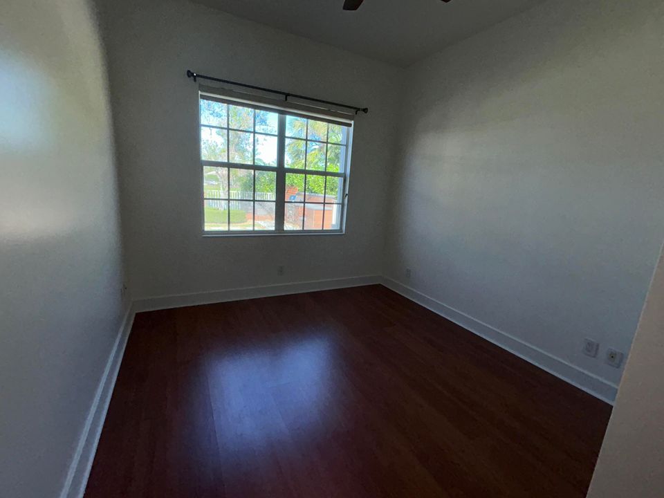 En Venta: $819,900 (4 camas, 3 baños, 2499 Pies cuadrados)