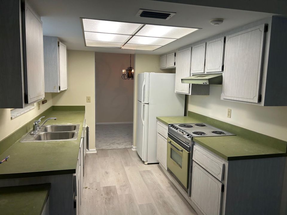 Active With Contract: $525,000 (4 beds, 2 baths, 1684 Square Feet)