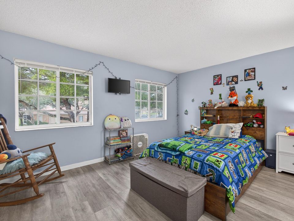 На продажу: $325,000 (3 спален, 2 ванн, 1596 Квадратных фут)