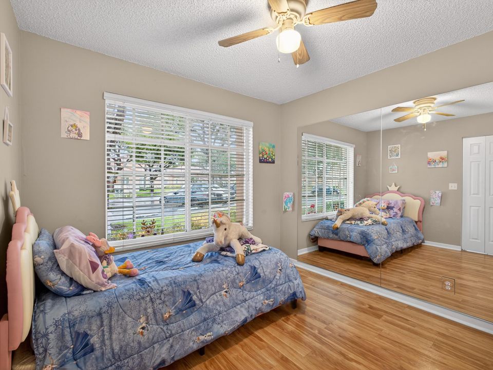 На продажу: $325,000 (3 спален, 2 ванн, 1596 Квадратных фут)