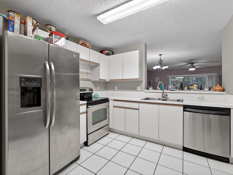 На продажу: $325,000 (3 спален, 2 ванн, 1596 Квадратных фут)