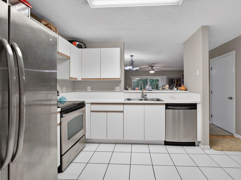 На продажу: $325,000 (3 спален, 2 ванн, 1596 Квадратных фут)