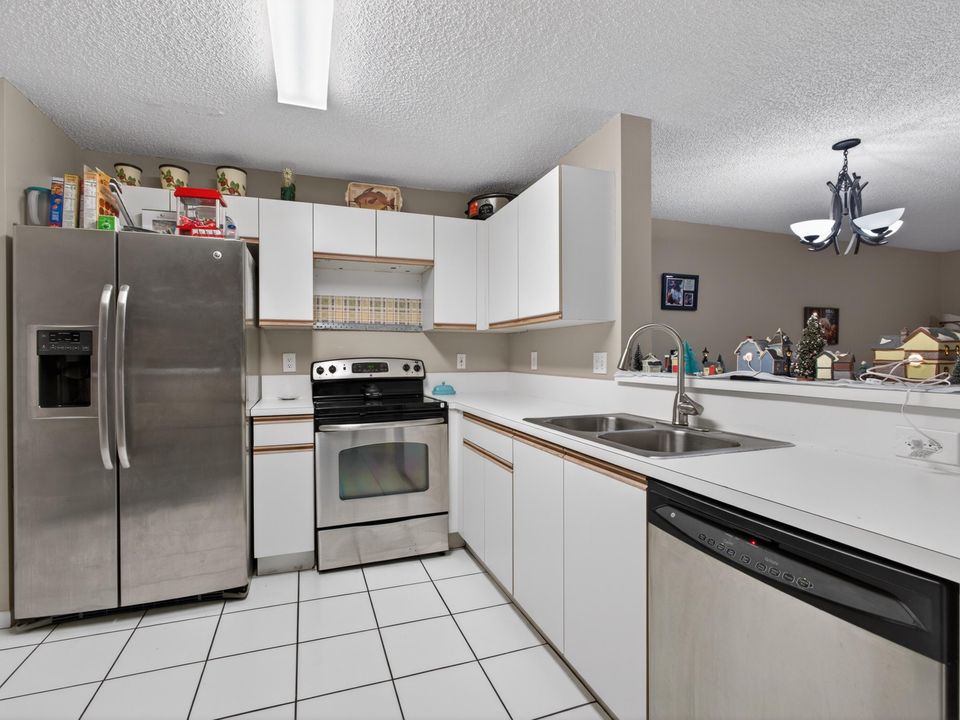 На продажу: $325,000 (3 спален, 2 ванн, 1596 Квадратных фут)