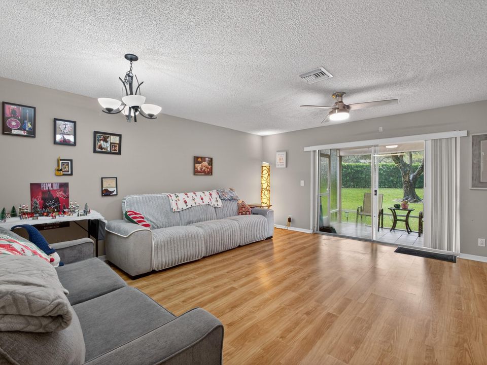 На продажу: $325,000 (3 спален, 2 ванн, 1596 Квадратных фут)