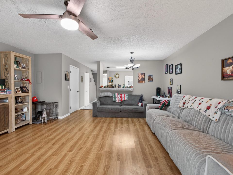 На продажу: $325,000 (3 спален, 2 ванн, 1596 Квадратных фут)