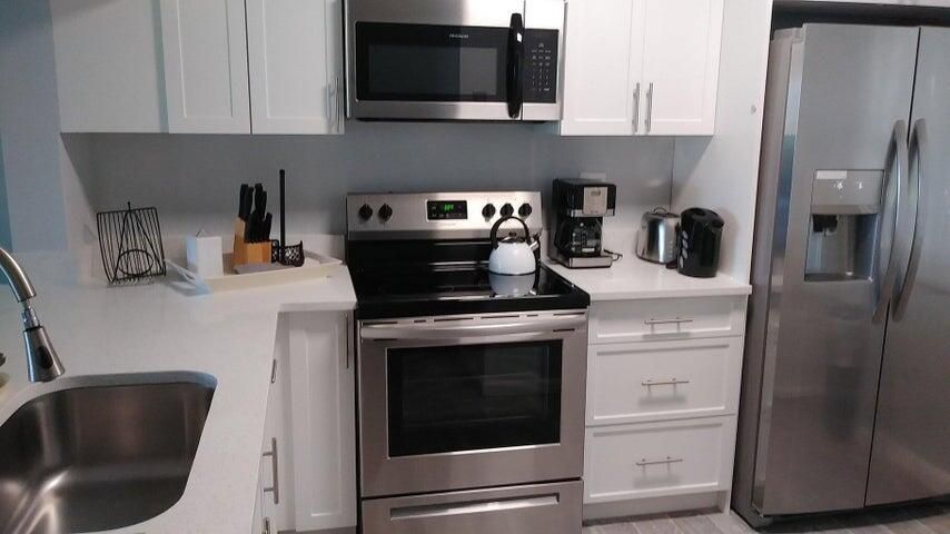 For Sale: $295,000 (2 beds, 2 baths, 1042 Square Feet)