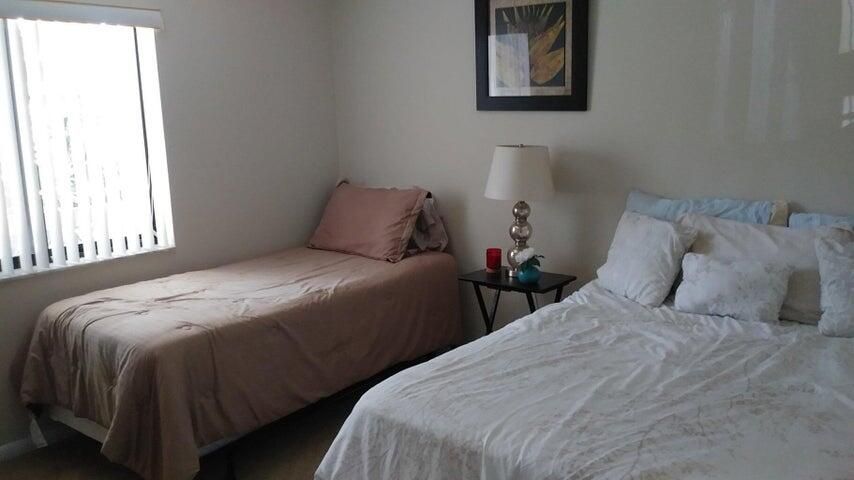 For Sale: $295,000 (2 beds, 2 baths, 1042 Square Feet)