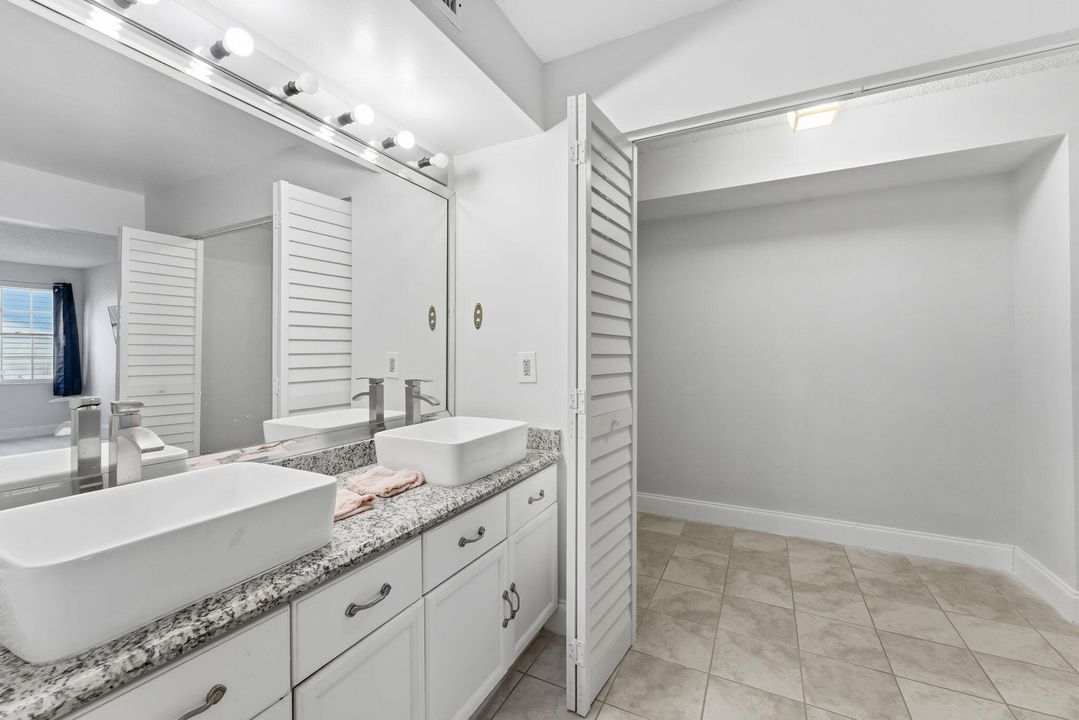 For Sale: $369,000 (2 beds, 2 baths, 1069 Square Feet)