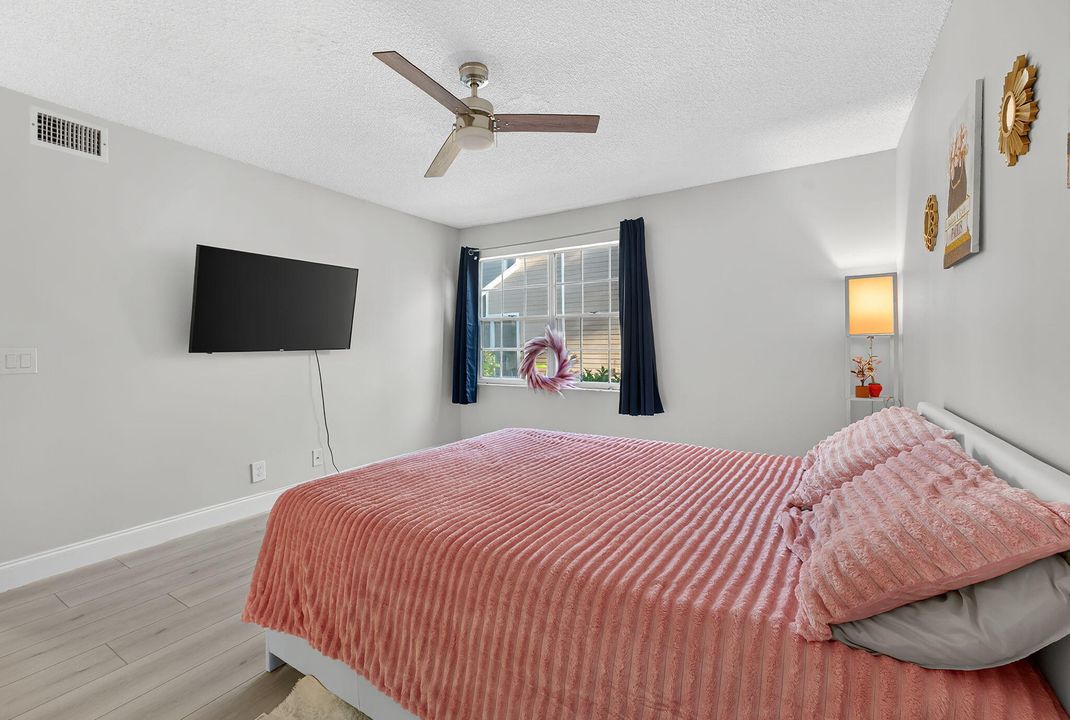 For Sale: $369,000 (2 beds, 2 baths, 1069 Square Feet)