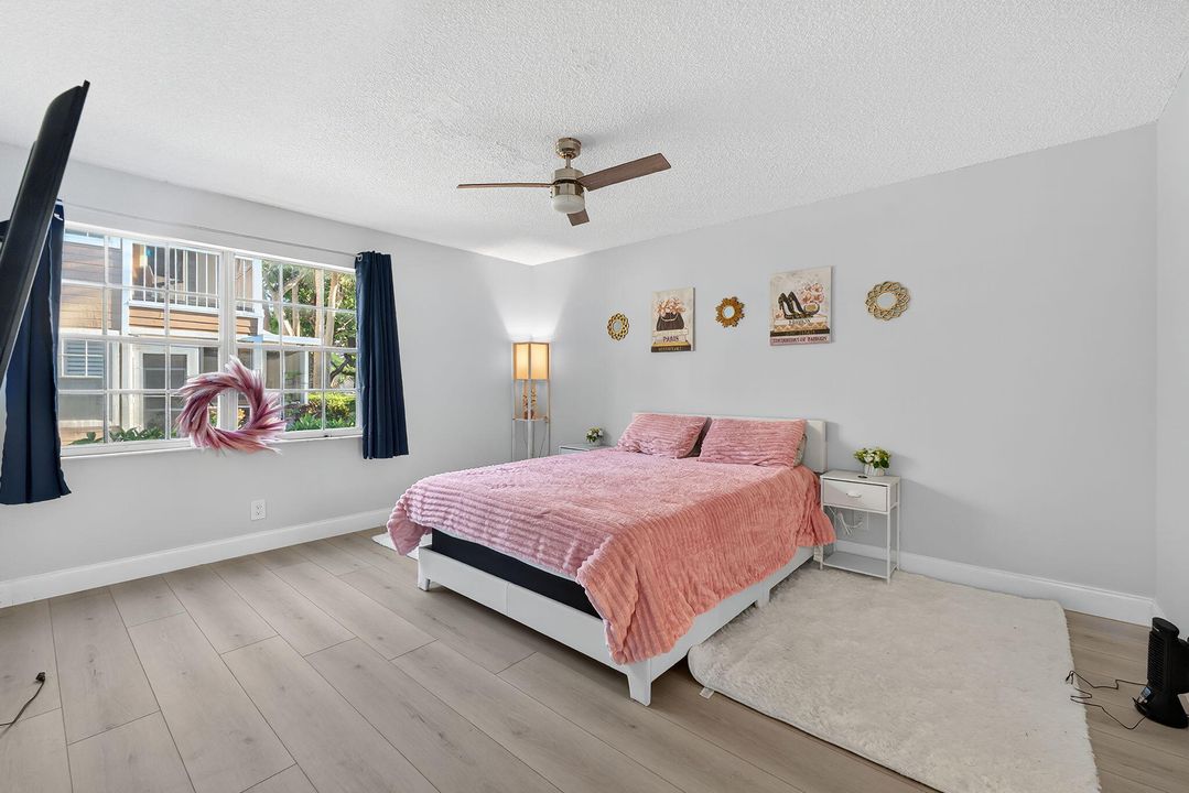 For Sale: $369,000 (2 beds, 2 baths, 1069 Square Feet)