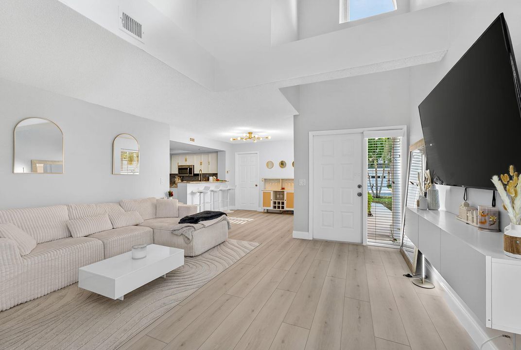 For Sale: $369,000 (2 beds, 2 baths, 1069 Square Feet)