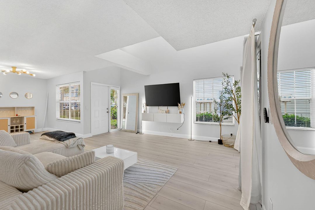 For Sale: $369,000 (2 beds, 2 baths, 1069 Square Feet)