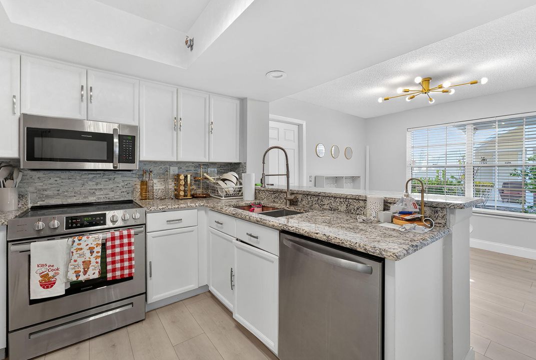 For Sale: $369,000 (2 beds, 2 baths, 1069 Square Feet)