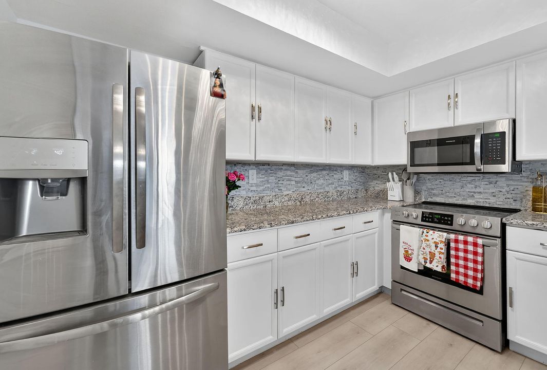 For Sale: $369,000 (2 beds, 2 baths, 1069 Square Feet)