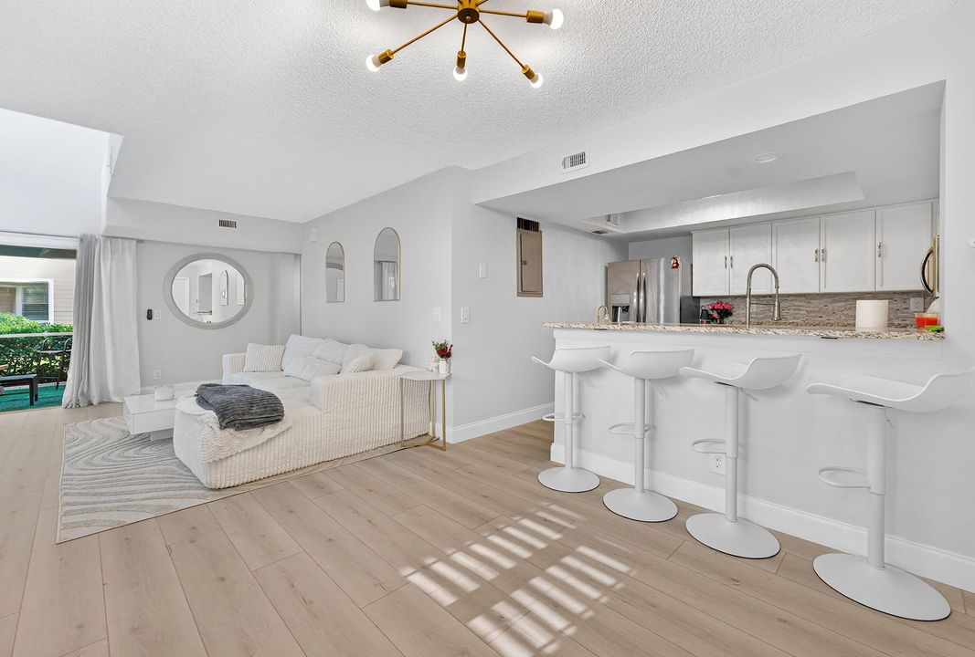 For Sale: $369,000 (2 beds, 2 baths, 1069 Square Feet)