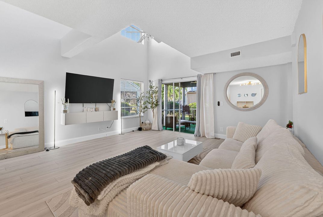 For Sale: $369,000 (2 beds, 2 baths, 1069 Square Feet)