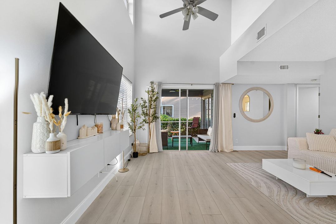 For Sale: $369,000 (2 beds, 2 baths, 1069 Square Feet)