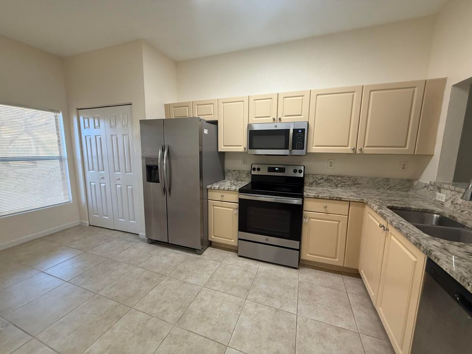For Rent: $2,000 (2 beds, 2 baths, 1100 Square Feet)