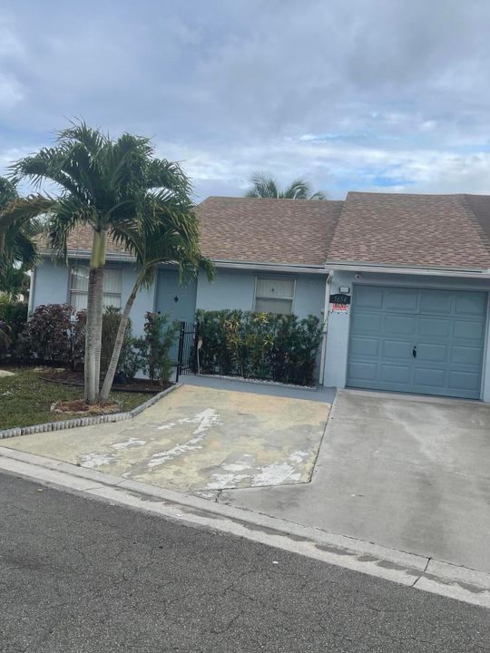 For Rent: $2,200 (2 beds, 2 baths, 871 Square Feet)