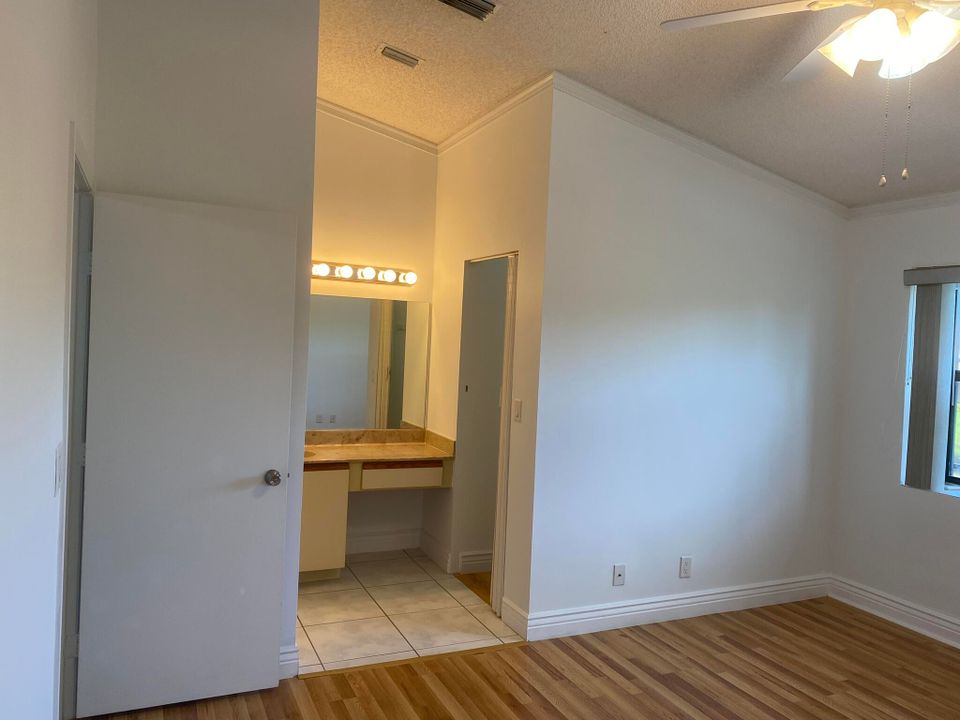 На продажу: $337,000 (2 спален, 2 ванн, 1208 Квадратных фут)