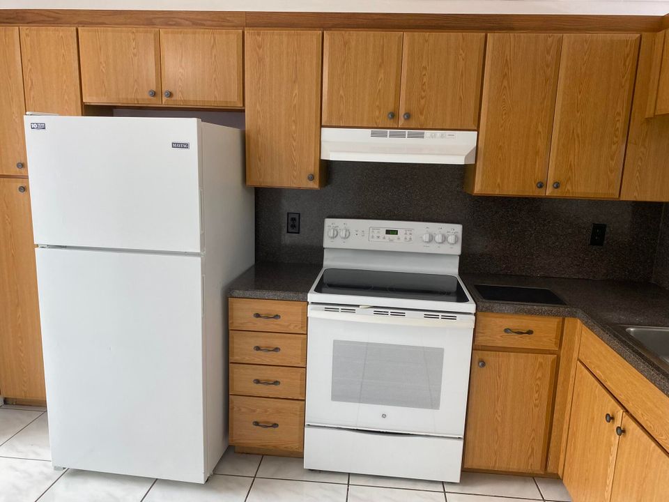 На продажу: $337,000 (2 спален, 2 ванн, 1208 Квадратных фут)