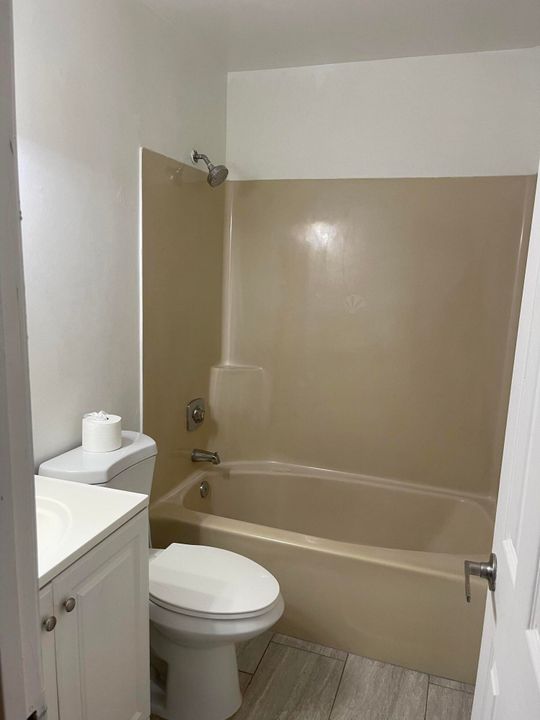 For Rent: $2,200 (2 beds, 2 baths, 871 Square Feet)