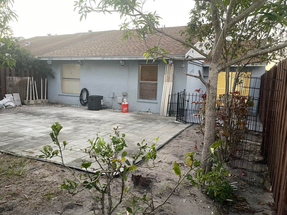 For Rent: $2,200 (2 beds, 2 baths, 871 Square Feet)