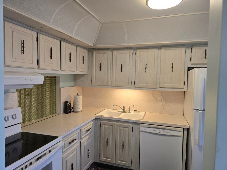 For Sale: $138,900 (2 beds, 2 baths, 1021 Square Feet)