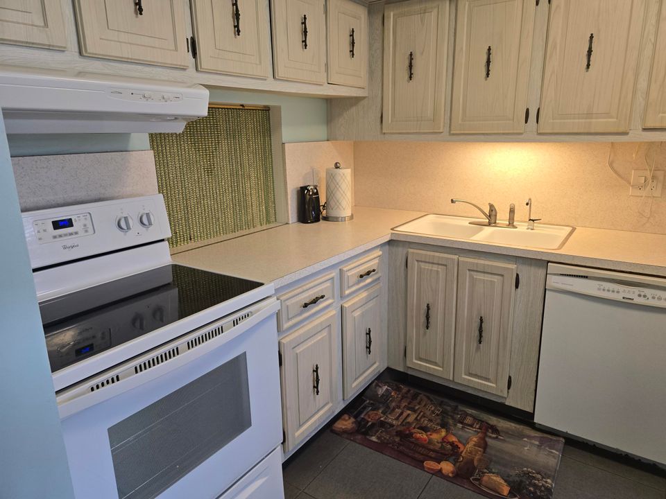 For Sale: $138,900 (2 beds, 2 baths, 1021 Square Feet)