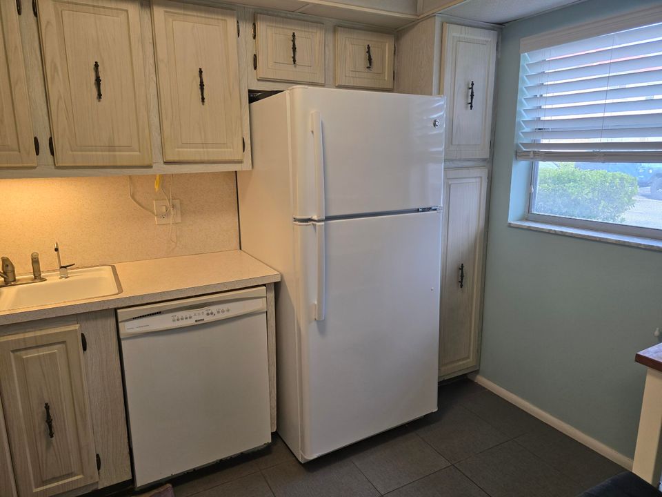 For Sale: $138,900 (2 beds, 2 baths, 1021 Square Feet)