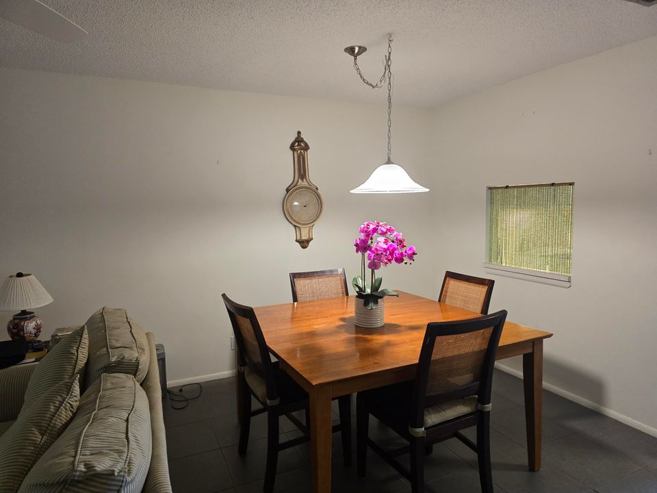 For Sale: $138,900 (2 beds, 2 baths, 1021 Square Feet)