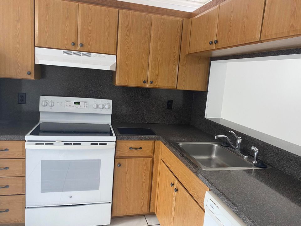 На продажу: $337,000 (2 спален, 2 ванн, 1208 Квадратных фут)