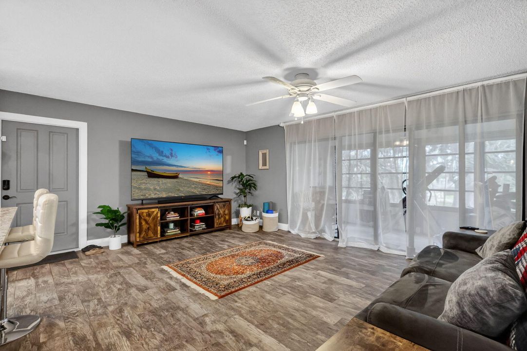 En Venta: $275,000 (2 camas, 2 baños, 1048 Pies cuadrados)