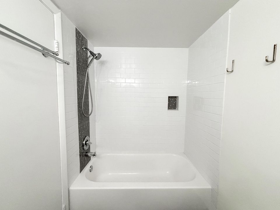 For Sale: $229,990 (2 beds, 2 baths, 1186 Square Feet)