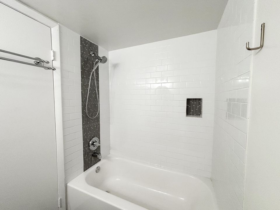 For Sale: $229,990 (2 beds, 2 baths, 1186 Square Feet)