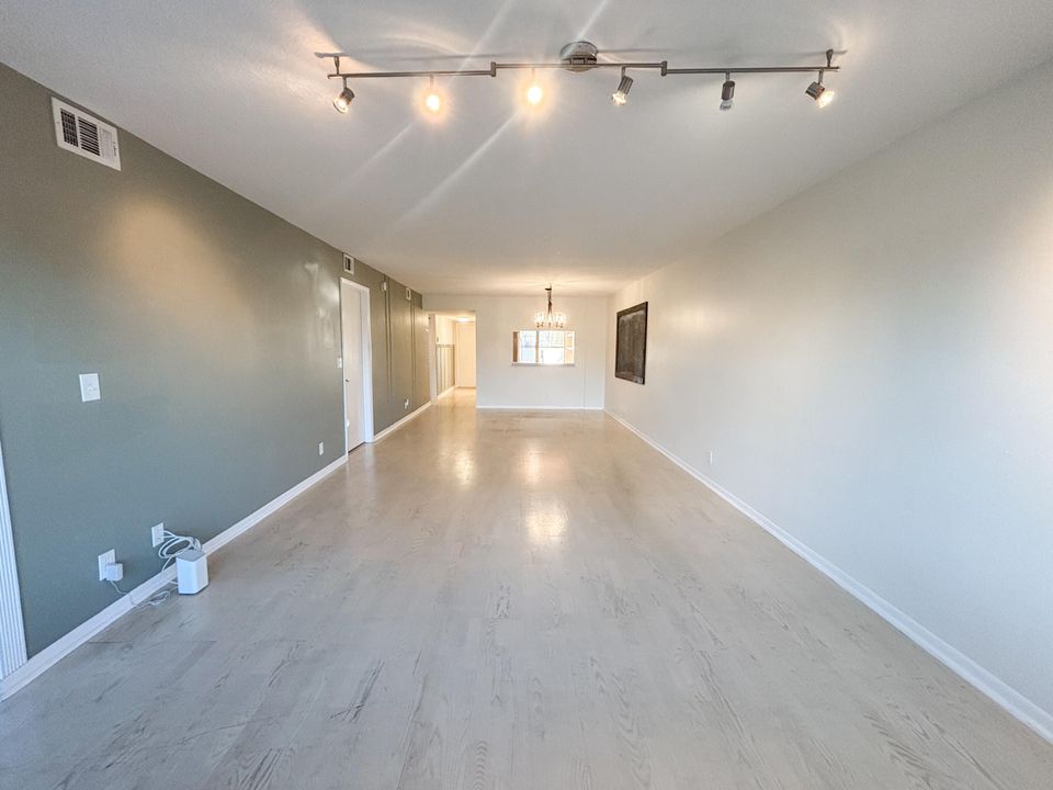 For Sale: $229,990 (2 beds, 2 baths, 1186 Square Feet)