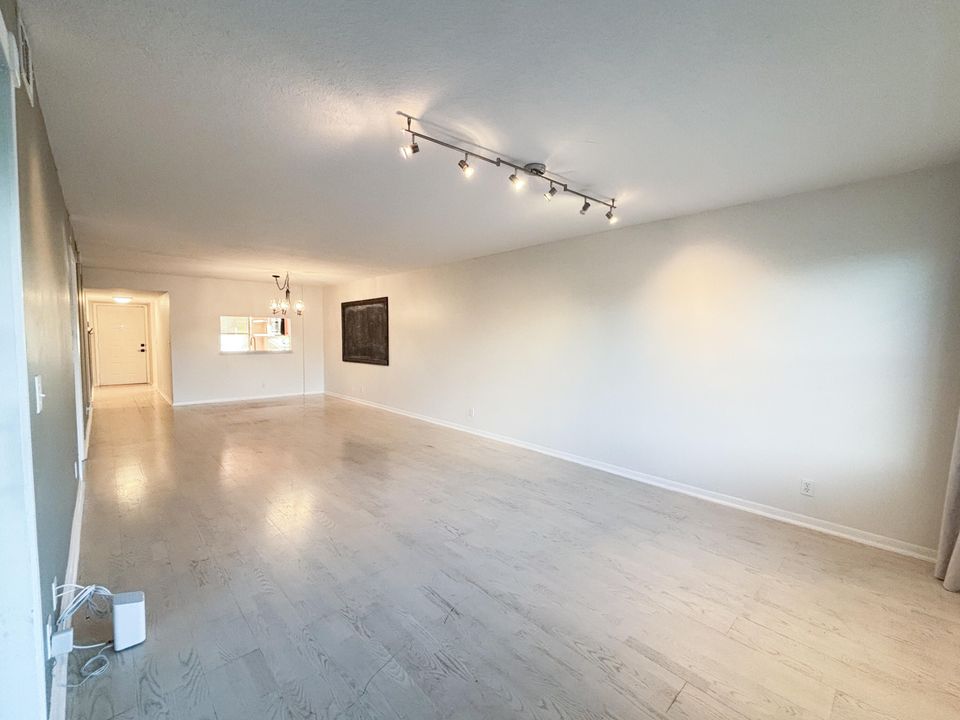 For Sale: $229,990 (2 beds, 2 baths, 1186 Square Feet)