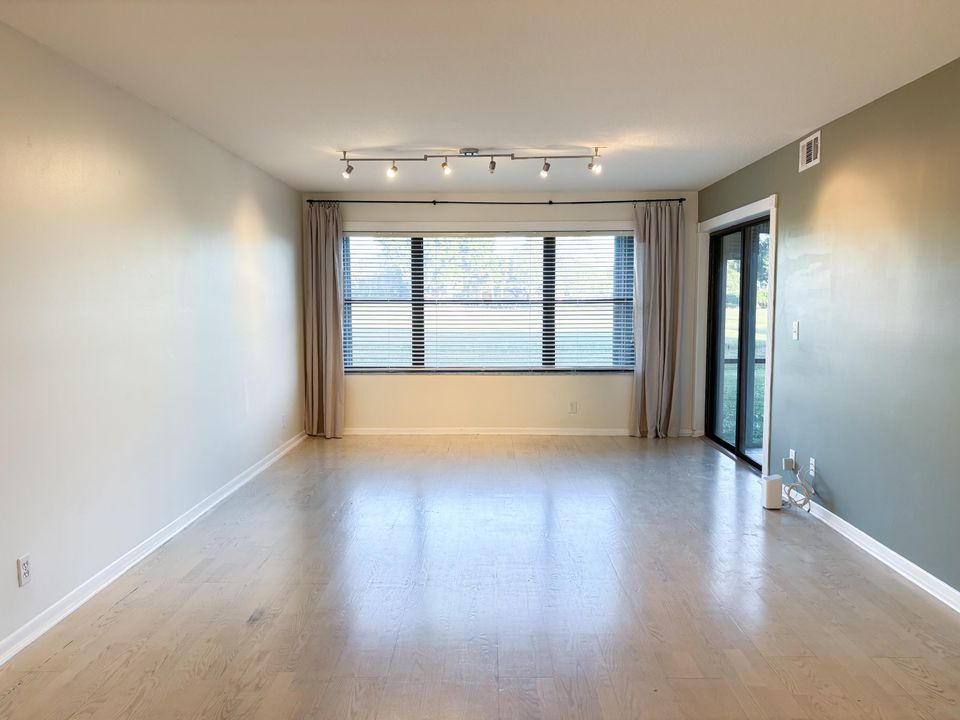 For Sale: $229,990 (2 beds, 2 baths, 1186 Square Feet)